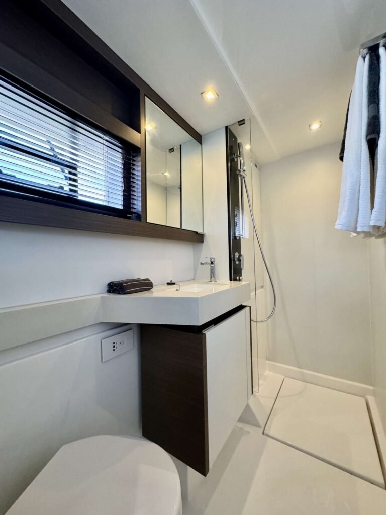 Leopard 53 – Luxury Power Catamaran Charter in Nassau photo 35