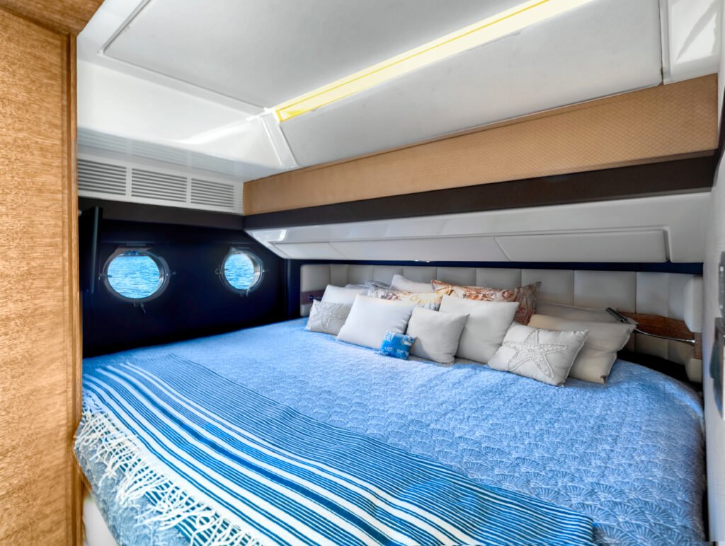 64ft Azimut Flybridge – Fort Lauderdale Luxury Charter photo 15