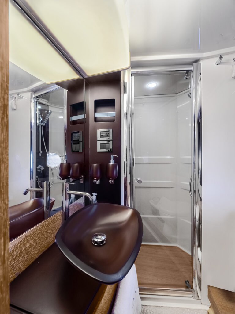 64ft Azimut Flybridge – Fort Lauderdale Luxury Charter photo 6