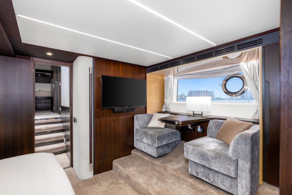 Azimut 68 – Luxury Yacht Charter in Miami photo 3