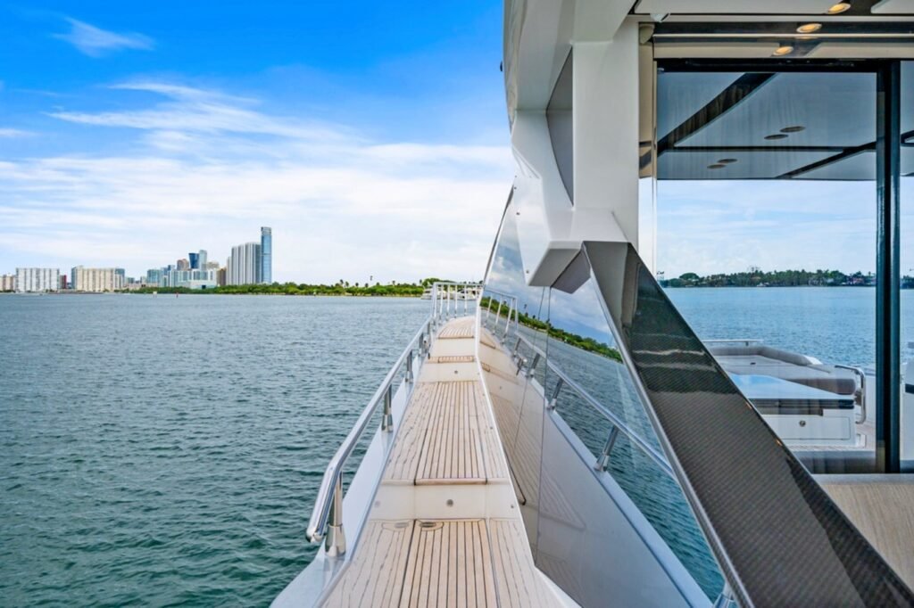 Azimut 72 S7 – Italian Luxury Charter in Miami photo 2