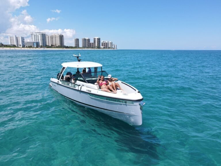 Motorboat Rentals in Florida | Sailing boat in Florida waters