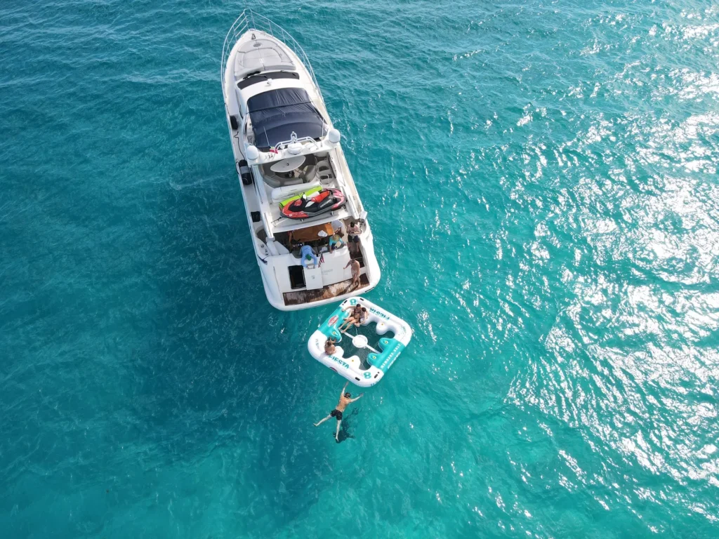 70FT Luxury Yacht in Miami 13 Guest