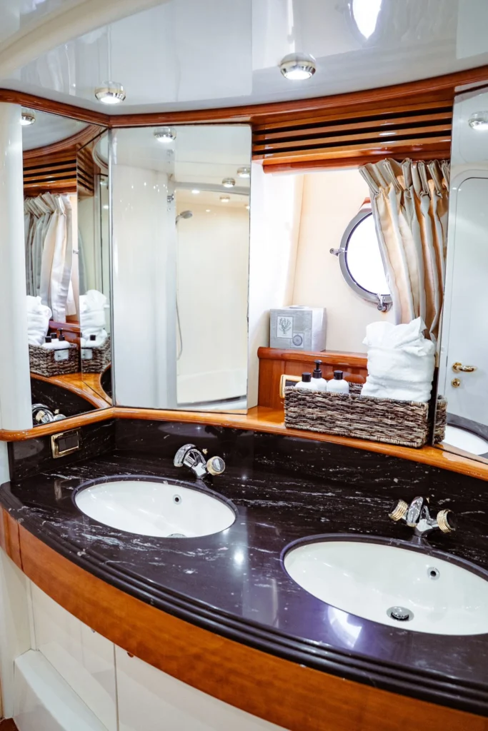 70FT Luxury Yacht in Miami 13 Guest