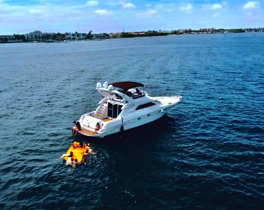 Luxurious 52ft Sea Ray Flybridge Yacht