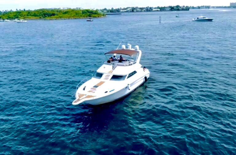 Luxurious 52ft Sea Ray Flybridge Yacht